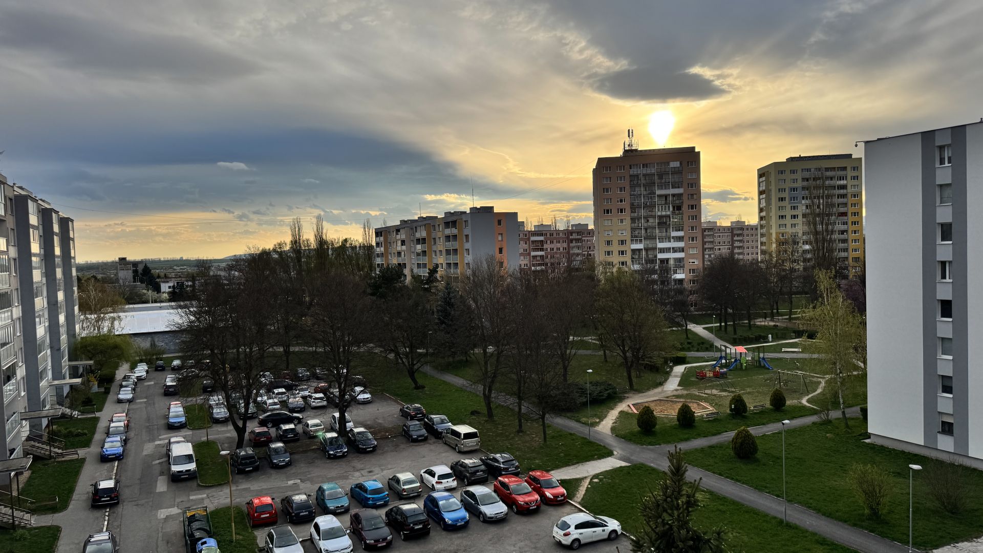 1,5 IZBOVÝ - POLUDNÍKOVÁ - NAD JAZEROM