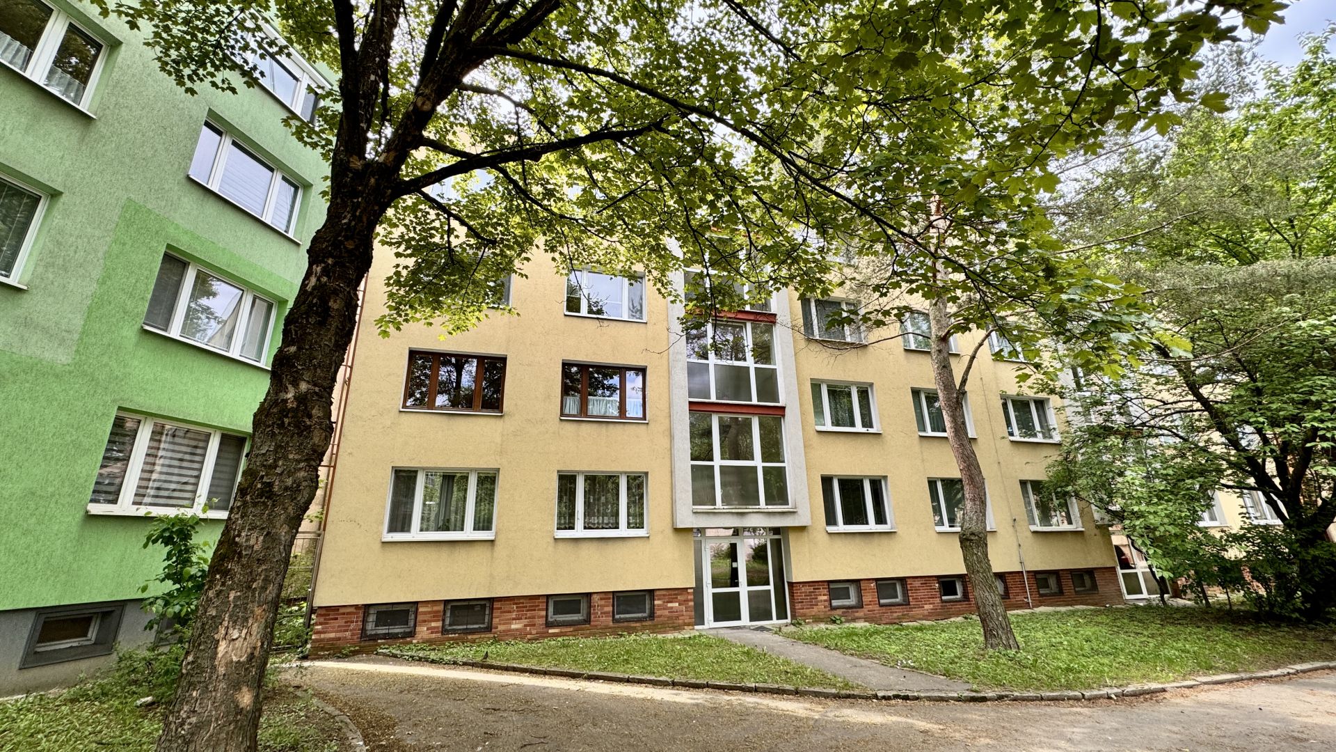 3 IZBOVÝ BYT - MIKOVÍNIHO - TERASA - ZÁPAD